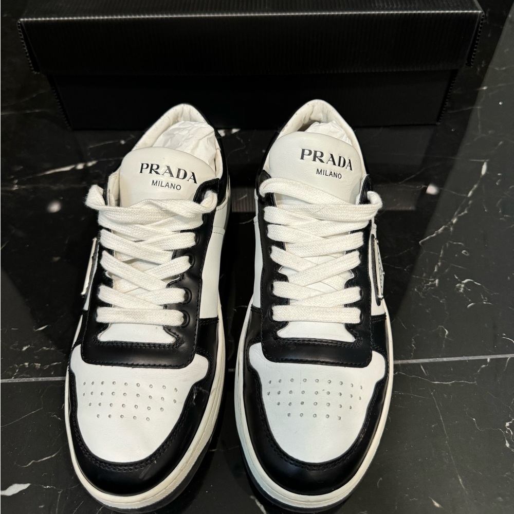 PRADA Downtown perforated leather sneakers
New condition Color red
Size 37 - Picture 3 of 5